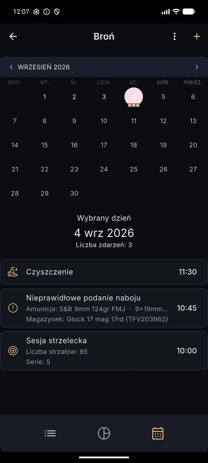Kalendarz jednej broni: siatka miesiąca z oznaczonymi dniami, w których są zdarzenia, a pod nią wybrany dzień z czyszczeniem, nieprawidłowym podaniem naboju wraz z amunicją i magazynkiem oraz sesją strzelecką.